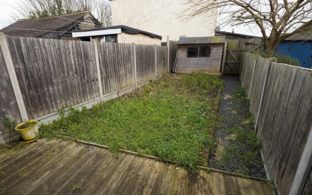 Dartford - 3 Bed House- Sleeps7 - Garden