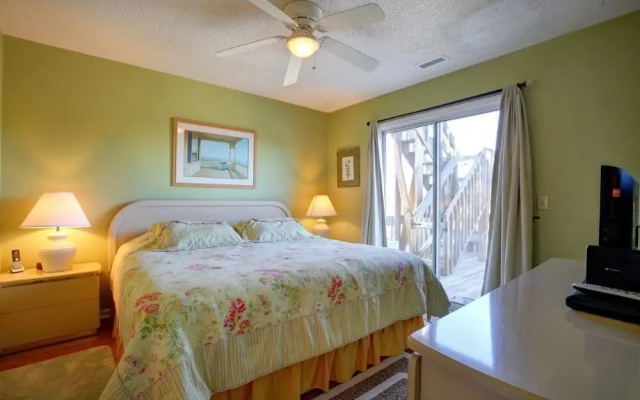 Toadally Relaxin' 2 Bedroom Home by RedAwning