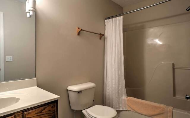 Creekfront Cabin Near Chattanooga w/ Hot Tub!