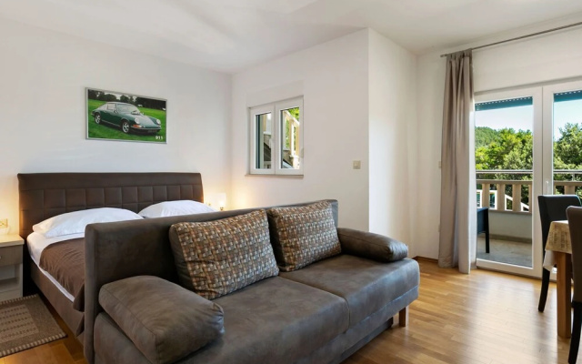 Modern Apartment in Drvenik With Balcony