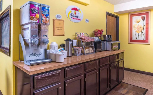 Super 8 Lincoln West