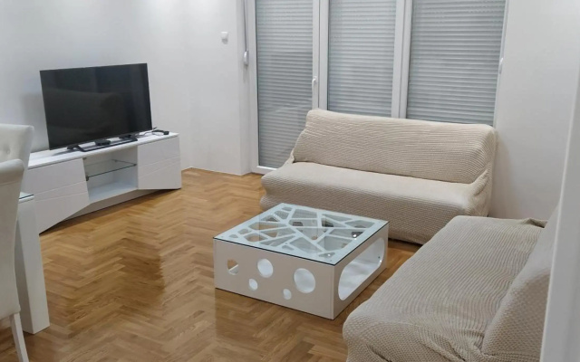 Leo Apartment
