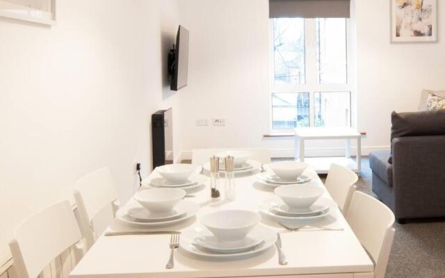 *NEW* Central Derby Apt, with Parking - Sleeps 6