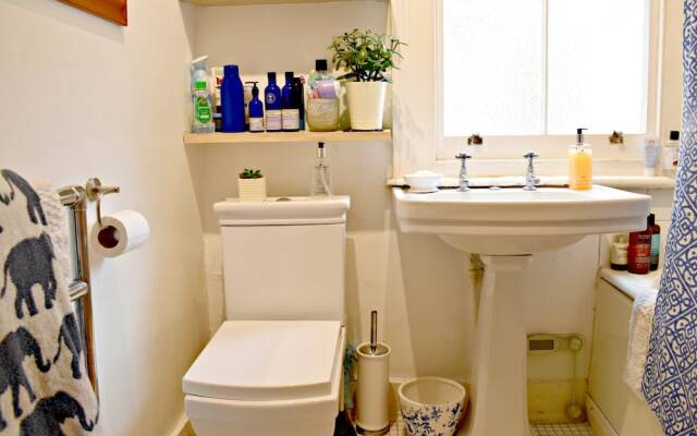 3 Bedroom Clapham Home With Patio