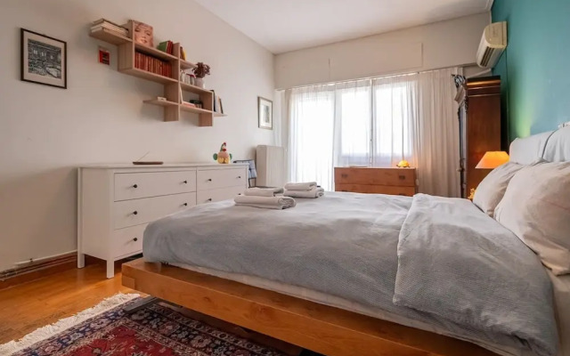 Chic 2BR Bright Penthouse With Open Wood Staircase