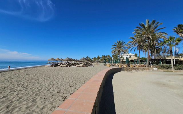 Puerto Banus 2linea playa con piscina y parking privado