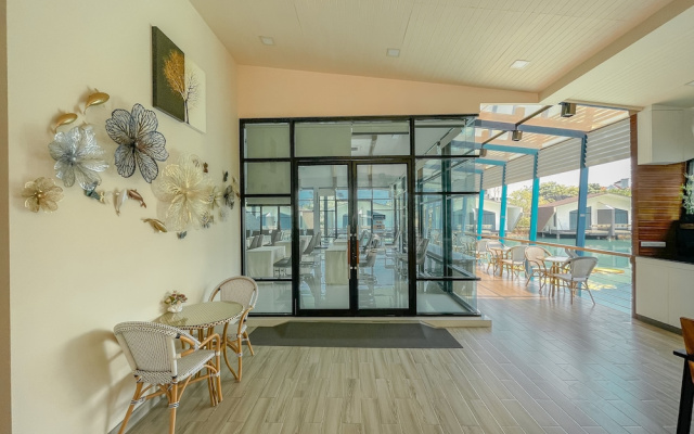 Boathouse Boutique Riverside