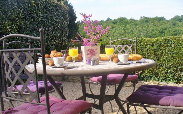 House With 2 Bedrooms in Les Eyzies-de-tayac-sireuil, With Enclosed Ga