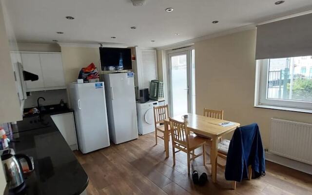 Spacious 3 Bedroom Apartment Near Camden With Balcony