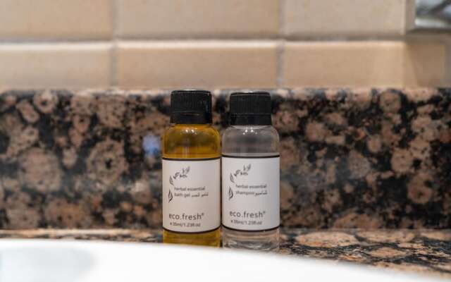 Whitesage - Magnificent Waterfront Apt, Steps From the Beach