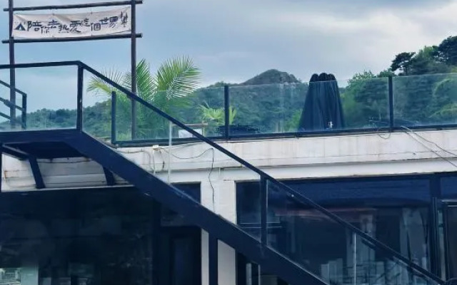 Shiyue Shanman Garden Hot Spring Resort Hotel