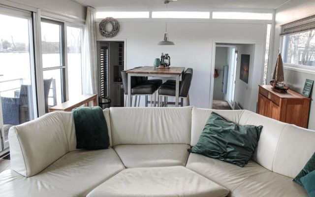 Luxe woonboot unieke locatie Friesland Âlde Feanen