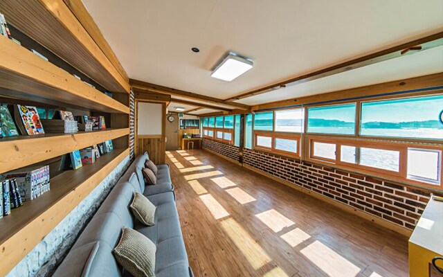 Yeosu White Village Pension