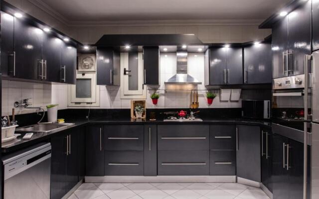 The Terminal 2 Stay - Steps From Nightlife and Airport