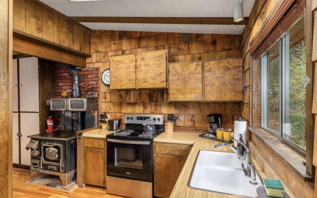 Rivers Edge 2 Bedroom Home by NW Comfy Cabins by RedAwning