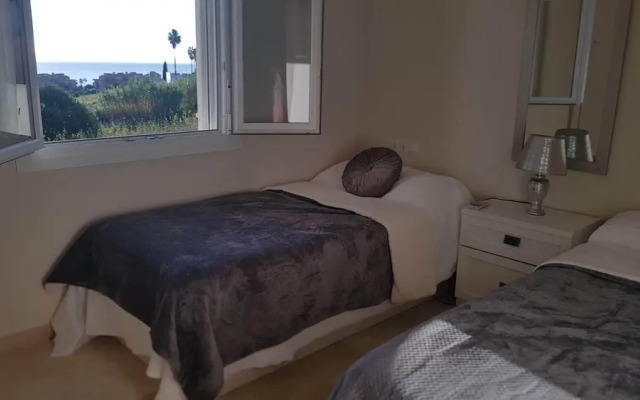 Apartmentsleeps4-pool-bbq-garden-ac