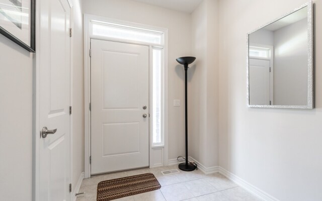 GLOBALSTAY. Modern Townhomes on Lake Ontario