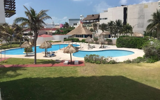 Studio 101 in the Heart of the Hotel Zone