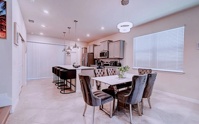 15976 Spacious Charming Family Getaway