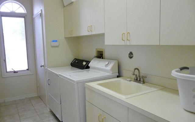 Unique Waterfront Home With Pool, spa and Guesthouse