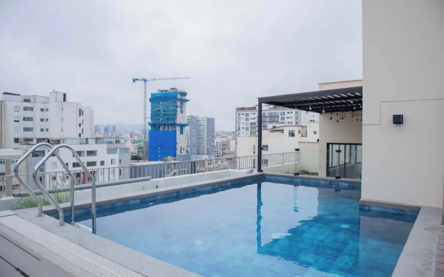 w Striking 1BR w Perfect Balcony Near Kennedy Park