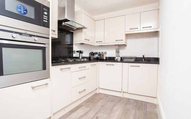 Beautiful 4 Bedroom House in South Kensington