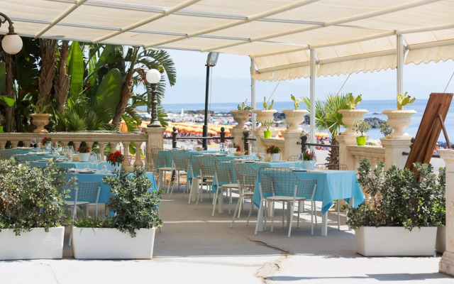 Hellenia Yachting Hotel