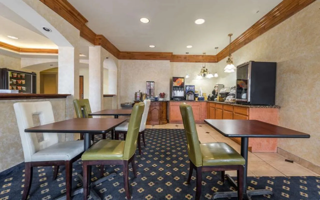 Days Inn & Suites Cleburne TX