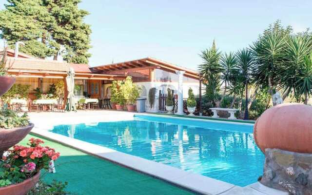 Bungalow With Garden in the Countryside of Rome