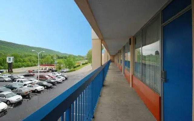 Rodeway Inn & Suites