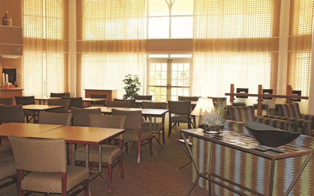 La Quinta Inn & Suites by Wyndham Houston Bush IAH South