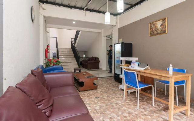 RedDoorz Plus near UPN Veteran Jakarta