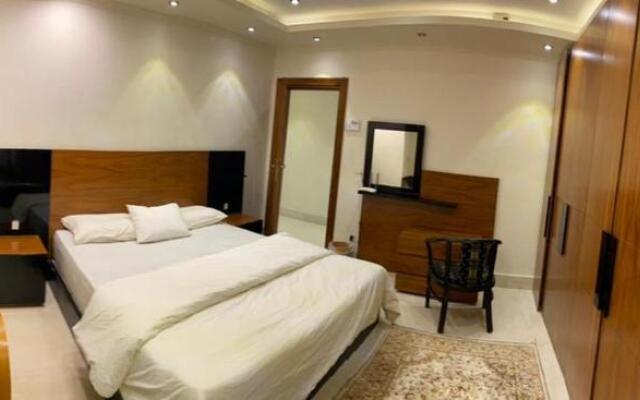 شقه على كورنيش المعادى تطل مباشرة على النيل للعائلات فقط