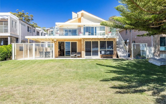 Sandy Beach House - Corlette Waterfront