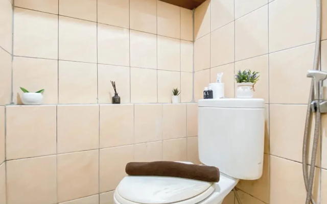 Comfy And Homey 2Br At Green Pramuka City Apartment