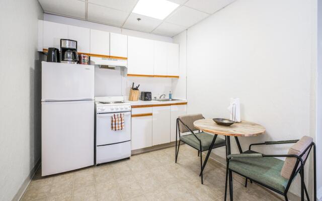 Modern Studio + Train | Theatre District | Evonify