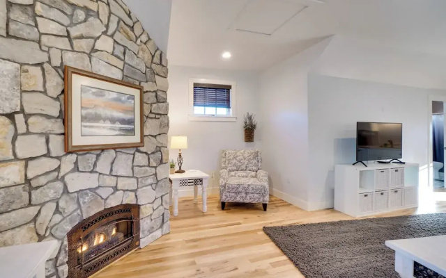2 Mi to Town: Castle Rock Retreat w/ Fireplace!