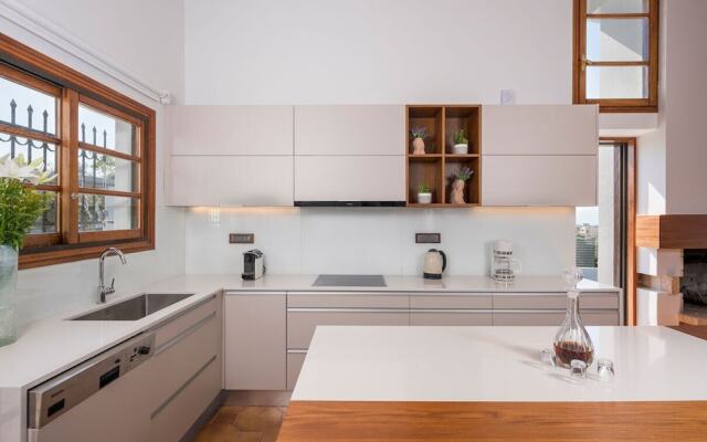 Azatis Luxury Villa