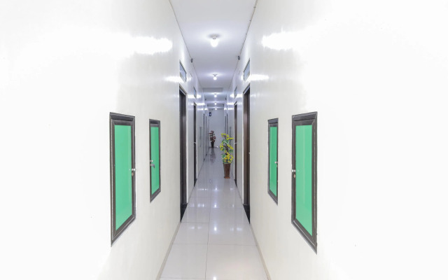 RedDoorz Plus @ K23 Rungkut Madya