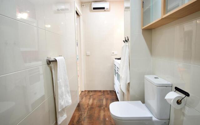 Rodrigo Triana Courtyard by Valcambre