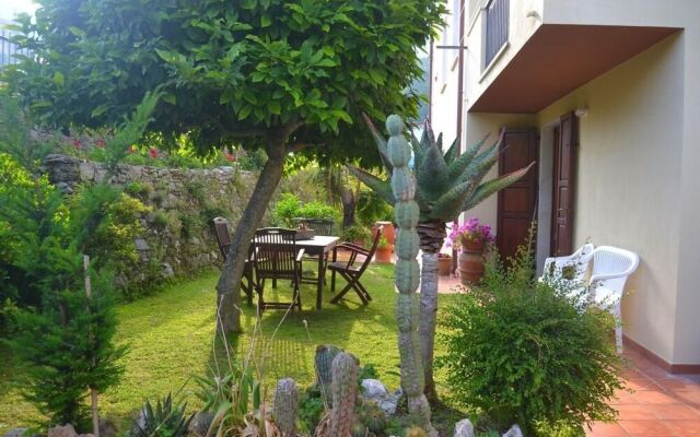 Valley View Apartment in Ameglia near Historical Center with Garden