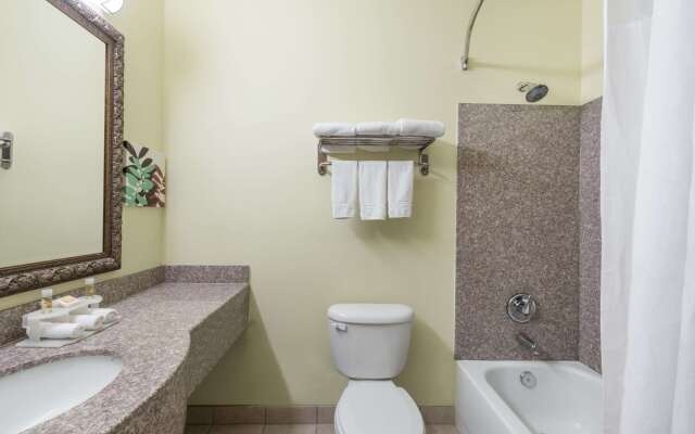 Days Inn & Suites by Wyndham Cleburne TX