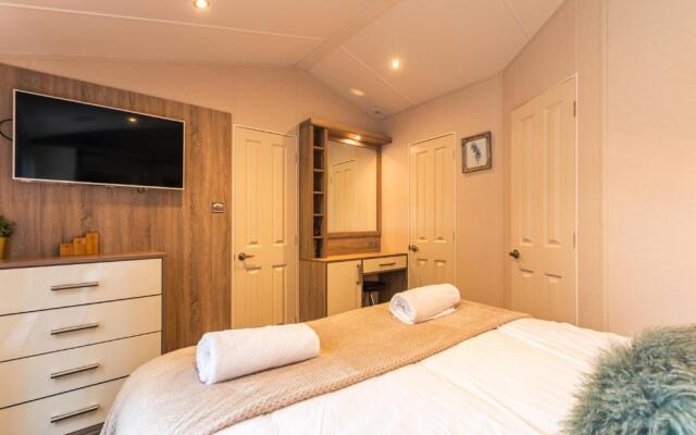 Juniper Lodge with Hot Tub