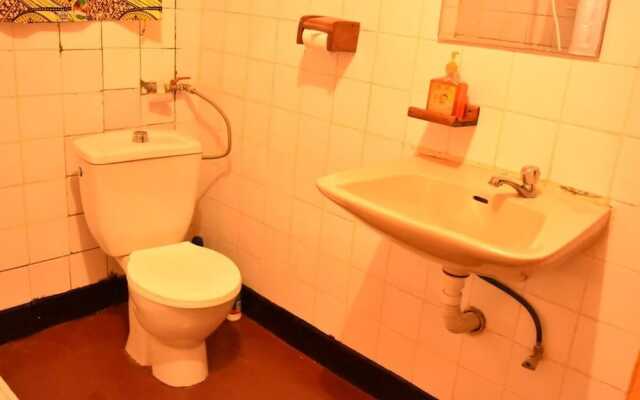 Room in B&B - Amahoro Guest House - Double Room With Private Shower Room