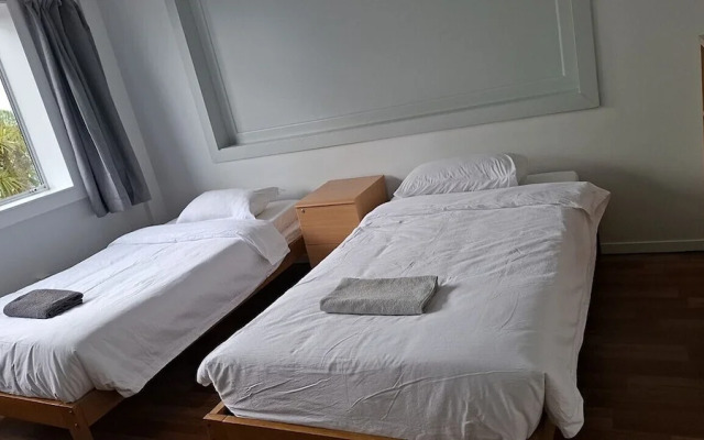 1 Double 2 single 2 Sofa Beds Suite 4