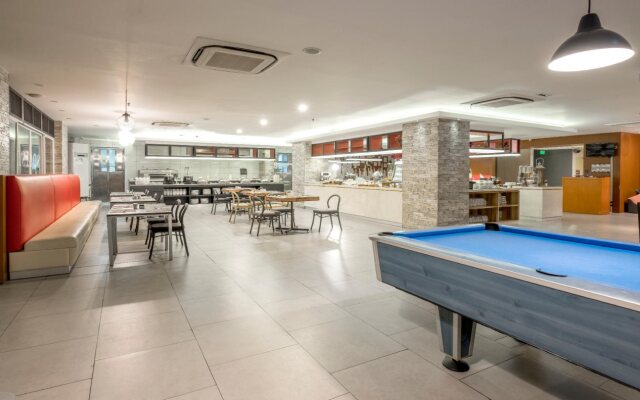 FOX Lite Royal Bay Makassar