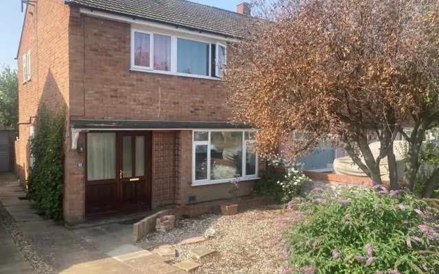 Stunning 3 -bed Semi Detached House in Cambridge