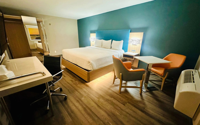 La Quinta Inn by Wyndham Costa Mesa / Newport Beach