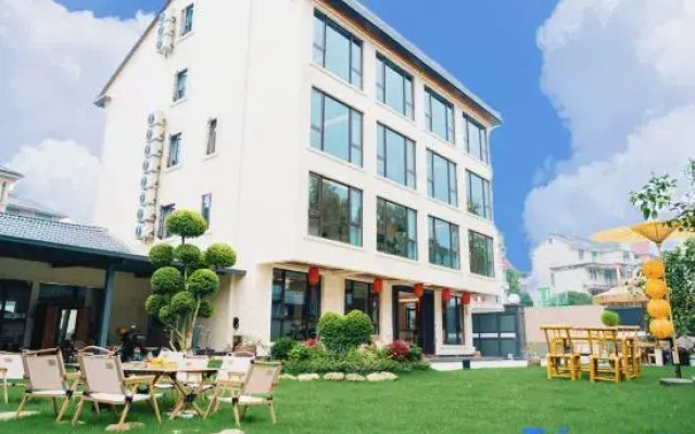 One village, one courtyard homestay