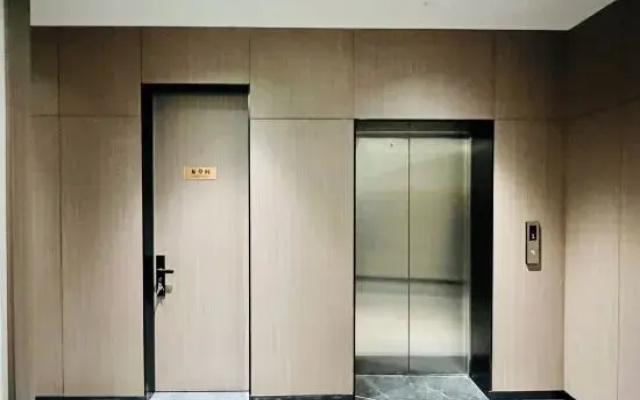 Oriental Holiday Hotel (Zhengzhou Chengdong Road Wenmiao Metro Station)